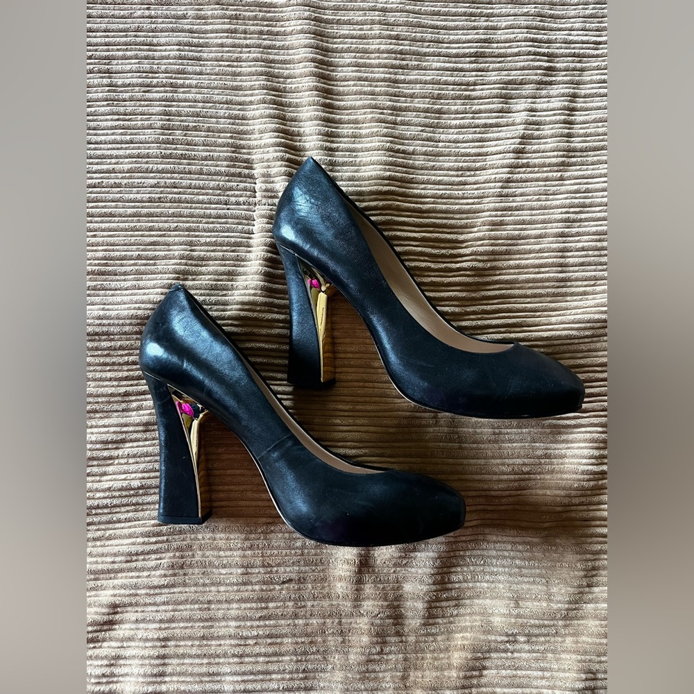 Karl Lagerfeld Black / Gold Leather Classic Pumps Heels 9 Paris